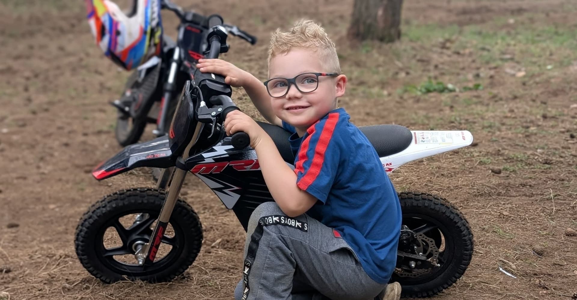 szczęśliwe dziecko pitbike